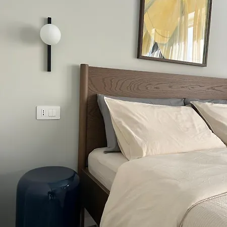 The Y - - Luce Apartamento